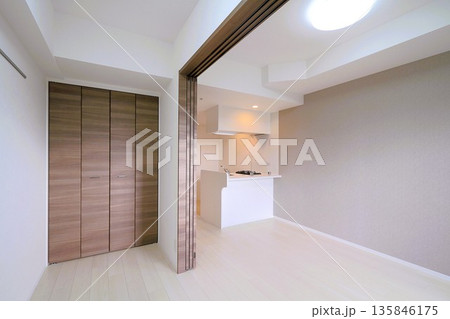 マンション　部屋 135846175
