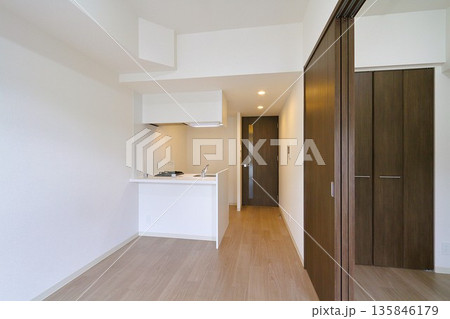 マンション　部屋 135846179