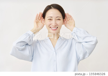 耳を澄ます40代の女性　白背景 135846326
