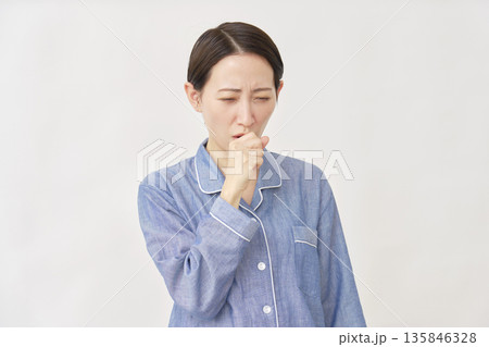 パジャマ姿の女性　咳　白背景 135846328