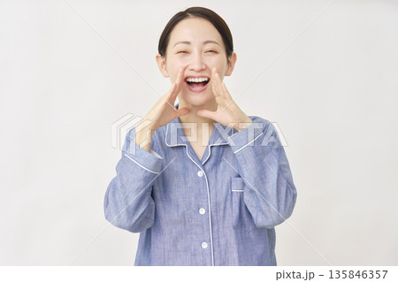パジャマを着た女性　話しかける　白バック 135846357