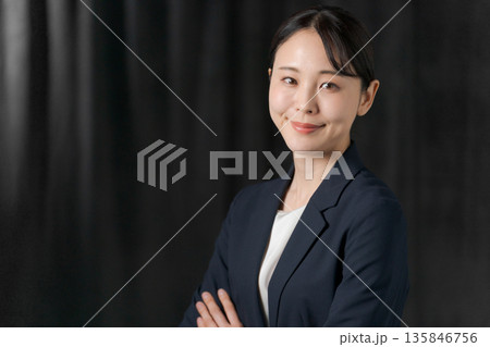 腕組みをするスーツの女性 腕組みをするスーツの女性 135846756