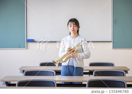 トランペットを持って微笑む小学生 135846780