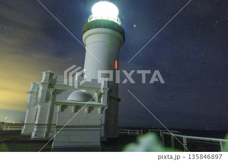 夜のバイロンベイの灯台と星空が広がる風景 夜のバイロンベイの灯台と星空が広がる風景 135846897