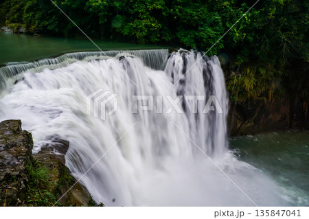 台湾十分の十分瀑布 135847041