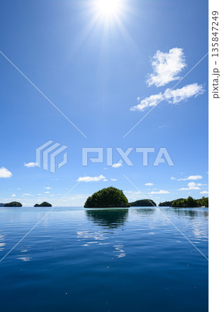 船から見るパラオの島々　ロックアイランド　パラオの風景 135847249