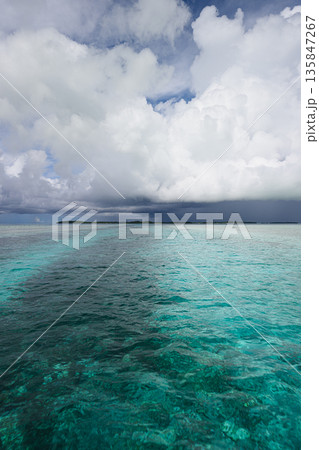 穏やかな海と雨雲　パラオの風景 135847267