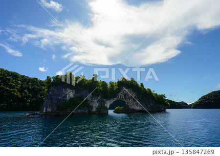 船から見るパラオの島々 ナチュラルアーチ パラオの風景 船から見るパラオの島々 ナチュラルアーチ パラオの風景 135847269