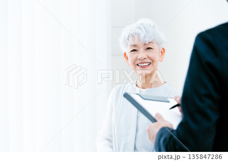 説明を受けるシニア女性 説明を受けるシニア女性 135847286