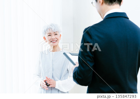 説明を受けるシニア女性 説明を受けるシニア女性 135847293