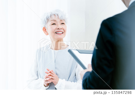説明を受けるシニア女性 135847298