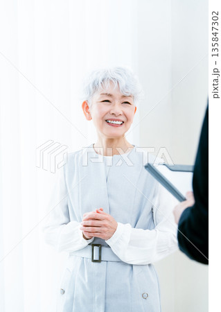 説明を受けるシニア女性 135847302