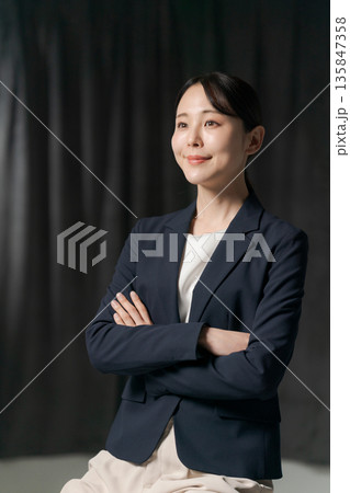 腕組みをするスーツの女性 腕組みをするスーツの女性 135847358