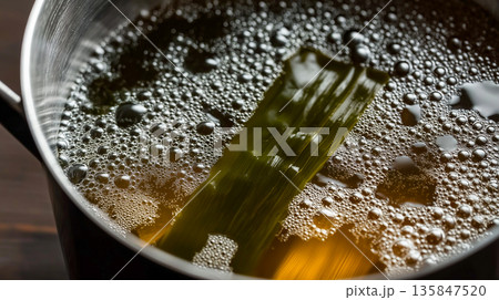 和食の原点:黄金色に輝く昆布出汁が沸き立つ瞬間 和食の原点:黄金色に輝く昆布出汁が沸き立つ瞬間 135847520