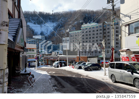 雪が積もった1月の登別温泉「極楽通り商店街」 135847559