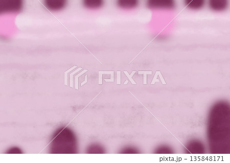 イラスト素材: やさしい和柄のピンク色背景とえんじ色抽象柄 135848171