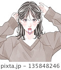 髪を結っている女性 135848246