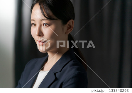スーツを着た笑顔の若い女性 135848298