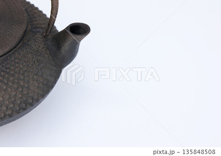 長い間放置され、サビが浮き始めている古い南部鉄瓶 135848508
