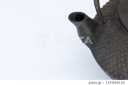 長い間放置され、サビが浮き始めている古い南部鉄瓶 135848510