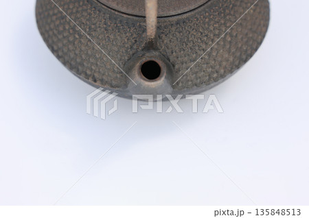 長い間放置され、サビが浮き始めている古い南部鉄瓶 135848513