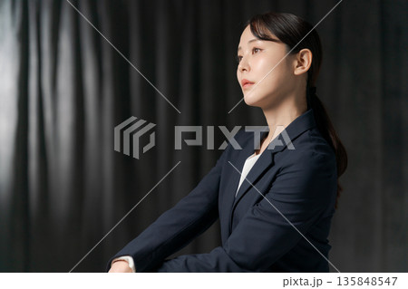 20代のスーツの女性（黒背景） 135848547