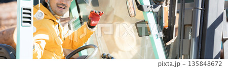 フォークリフトで木材を運ぶ作業員カメラ目線顔無しのバナ 135848672