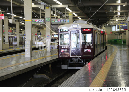 阪急大阪梅田駅神戸線のプラットホーム 阪急大阪梅田駅神戸線のプラットホーム 135848756