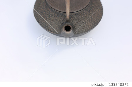 長い間放置され、サビが浮き始めている古い南部鉄瓶 135848872