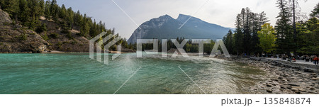 カナダ バンフ国立公園 ボウ川とランドル山のパノラマ風景 135848874