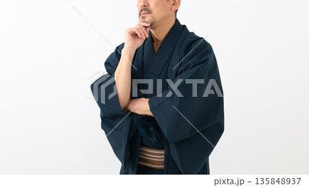 着物を着て考える男性 着物を着て考える男性 135848937