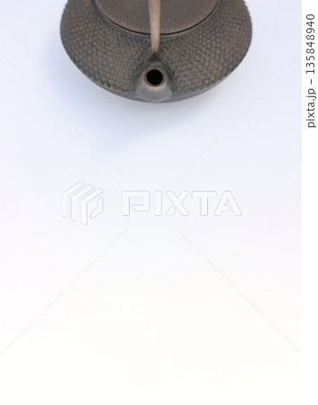 長い間放置され、サビが浮き始めている古い南部鉄瓶 長い間放置され、サビが浮き始めている古い南部鉄瓶 135848940