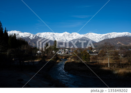 冬景色　冠雪の北アルプス　長野県 135849202