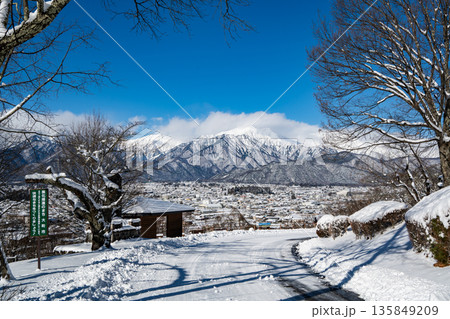 冬景色　冠雪の北アルプス　長野県 135849209