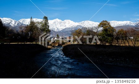 冬景色 冠雪の北アルプス 長野県 冬景色 冠雪の北アルプス 長野県 135849210