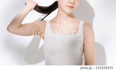 ヘアケアをする女性 ヘアケアをする女性 135849335
