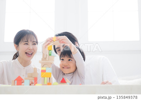 子どもの好奇心やチャレンジなどを家族で育てるイメージ 体験で非認知能力を伸ばそう!やったー! 子どもの好奇心やチャレンジなどを家族で育てるイメージ 体験で非認知能力を伸ばそう!やったー! 135849378