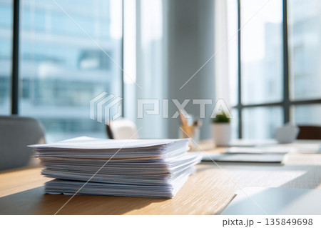 書類が積まれたデスクのあるモダンなオフィス内観　ビジネスイメージ 135849698