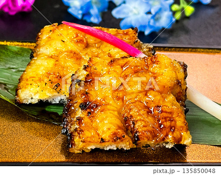 香ばしく焼き上げた鰻の蒲焼 135850048