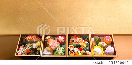 布で作られた和菓子風雑貨 お重に並ぶハンドメイド作品 135850049