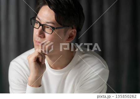 考え事をする男性 考え事をする男性 135850262