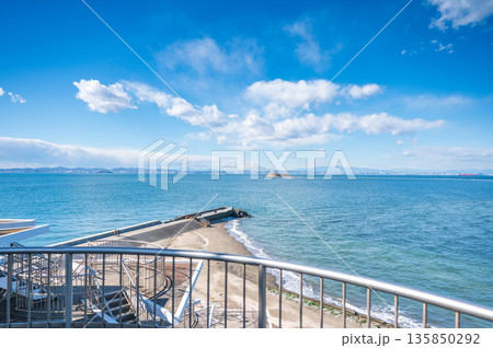 富津岬の展望塔から望む東京湾と富士山のある青空の海景色 135850292