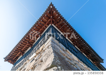 追手向櫓を青空バックで下から仰ぎ見た風景 135850338