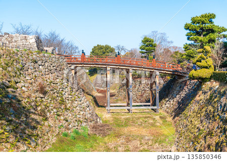 毘沙門曲輪から極楽橋を眺める景色 135850346