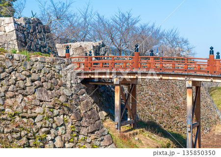 大和郡山城の極楽橋天守台側と白沢門跡を望む風景 135850350