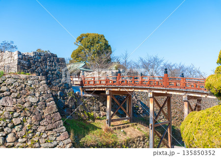 大和郡山城に架けられた極楽橋と白沢門跡の風景 大和郡山城に架けられた極楽橋と白沢門跡の風景 135850352
