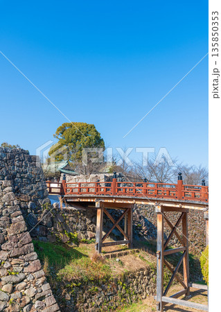 大和郡山城に架けられた極楽橋と白沢門跡の風景 135850353
