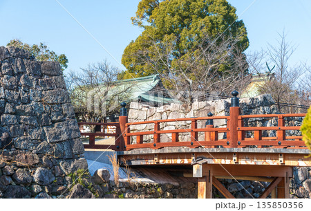 大和郡山城に架けられた極楽橋と白沢門跡の風景 135850356