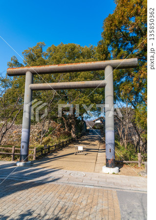 柳澤神社の鳥居と竹林橋跡の風景 135850362