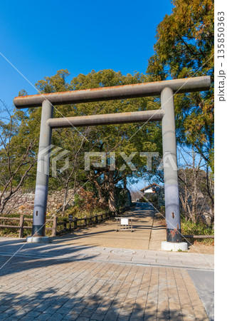 柳澤神社の鳥居と竹林橋跡の風景 柳澤神社の鳥居と竹林橋跡の風景 135850363